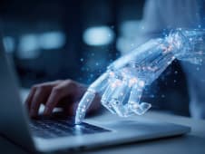 Bras robotique transparent utilisant un ordinateur portable, concept futuriste.