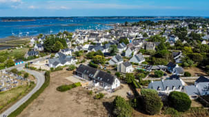 Vue a�rienne du village c�tier de Locmariaquer pr�s de Carnac en Bretagne, France.