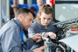 Une apprentie m�canicienne dans un atelier de r�paration automobile.
