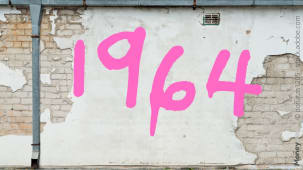Mur d�t�rior� avec le nombre 1964 peint en rose.
