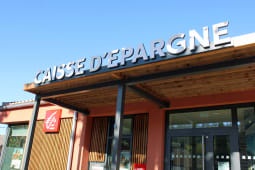 Agence d'une banque du r&eacute;seau de la Caisse d'&eacute;pargne, vue de l'ext&eacute;rieur