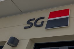 SG signe &agrave; l'ext&eacute;rieur d'une agence bancaire