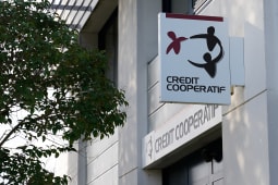 Logo et texte du Cr&Atilde;dit Coop&eacute;ratif devant le mur de l'agence bancaire du b&acirc;timent de bureau