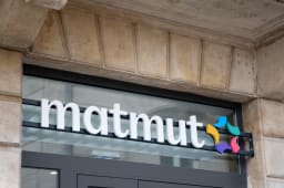 Logo de la marque Matmut, cha�ne et enseigne textuelle sur le mur frontal de la fa�ade du bureau, du magasin, de l'immeuble de l'agence