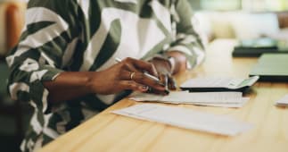 Mains, femme et lecture de factures � la maison pour plan de budget, r�ception de paiement et d�claration de revenus. Personne, comptabilit� et audit pour les d�penses financi�res, calcul des factures et d�duction de salaire pour le travail � distance