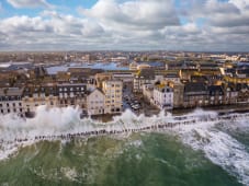 Vagues submerives lors d'une grande mar�e � Saint Malo en Bretagne.