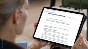 Femme consultant une page de d�claration de don sur tablette.