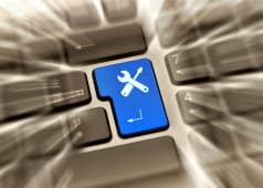 Touche de clavier bleue avec ic�ne de tournevis et cl�.