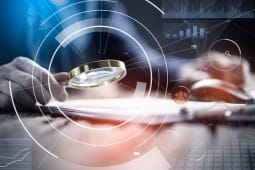 Auditeur d'entreprise utilisant une loupe