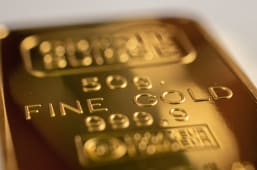 La surface d'une barre d'or pesant 50 grammes. La texture de la surface du lingot d'or. Mise au point s�lective. (profondeur de champ r�duite)