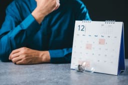 Un calendrier et une ampoule.