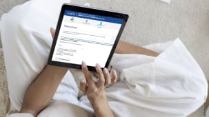 Personne utilisant une tablette pour naviguer sur un site web. Prime d'activit� CAF