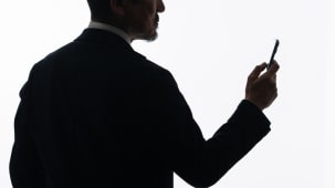 Homme d'affaires regardant son smartphone