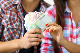 Voici ce que pensent des Fran&ccedil;ais de l'argent dans le couple.