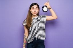 Une femme faisant un compte � rebours avec une horloge