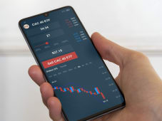 Un smartphone affichant un ETF du CAC 40.