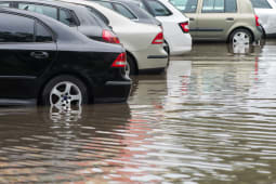 Des voitures dans l'eau apr&egrave;s de fortes pluies et inondations.