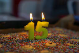 G�teau d'anniversaire quinze ans avec des bougies num�rot�es 15