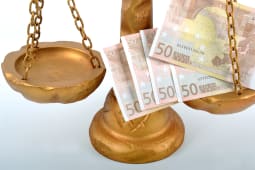 La balance symbolisant la justice, avec des billets de 50 euros.