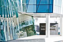 B&Atilde;timent moderne en verre avec le logo Saxo Bank.