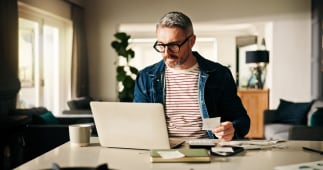 Un particulier consulte ses comptes bancaires.