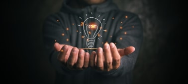 Un homme tenant une ampoule, concept d'id&eacute;e, pr&eacute;senter de nouvelles id&eacute;es.