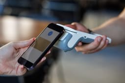 Paiement sans contact par smartphone au terminal de point de vente - portefeuille mobile &Atilde; tapoter pour payer en d&eacute;tail