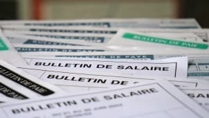 Plusieurs bulletins de salaire et de paie empil&eacute;s ensemble.