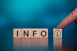 Des cubes forment le mot INFO avec un doigt.