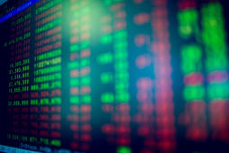 Concept commercial du march� boursier avec effet de mise au point s�lective. Affichage des cotations boursi�res. Num�ros rouges et verts sur le tableau �lectronique.