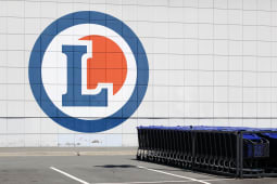 Roanne, France - 31 mai 2020 : Logo Leclerc sur un mur. Leclerc est une cha&icirc;ne d'hypermarch&eacute;s fran&ccedil;aise. Leclerc compte actuellement plus de 500 sites en France et plus de 110 magasins en Europe