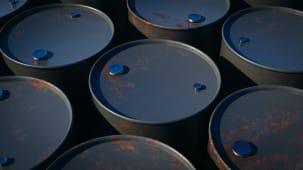 Barils d'huile noire rouill&eacute;s, concept pour le prix du p&eacute;trole brut, l'industrie de l'&eacute;nergie et le march&eacute; des mati&egrave;res premi&egrave;res. Rendu 3D