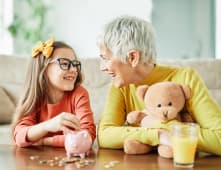 enfant �conomie d'argent grand-m�re famille pi�ce senior finance banque tirelire heureux investissement petite-fille fille financier personnes �g�es argent liquide