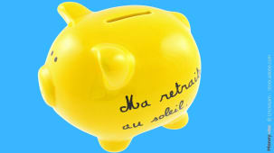 Tirelire jaune avec l'inscription Ma retraite au soleil.