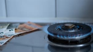 Concept de hausse des prix du gaz avec des billets et des pi&egrave;ces en euros sur une gazini&egrave;re.