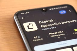 T&eacute;l&eacute;phone affichant l?application bancaire Deblock sur l?&eacute;cran.