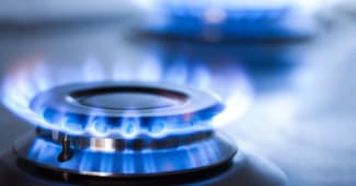 cuisini&egrave;re &agrave; gaz de cuisine avec feu de gaz propane en combustion