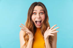 Portrait d'une jeune fille jolie et joyeuse debout