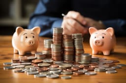 Deux tirelires et des piles de pi&egrave;ces sur une table.