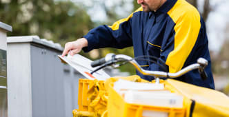 Facteur distribuant des lettres.