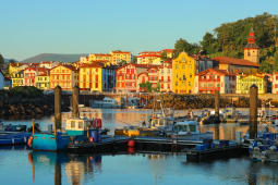 Maisons basques traditionnelles &agrave; colombages sur le port de Saint-Jean-de-Luz, Nouvelle-Aquitaine, France