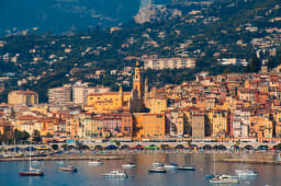 Vue panoramique de la vieille ville de Menton, France, Provence-Alpes-C&ocirc;te d'Azur