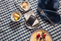 Table dress&eacute;e, addition, carte bancaire, restes de nourriture, nappe &agrave; carreaux.