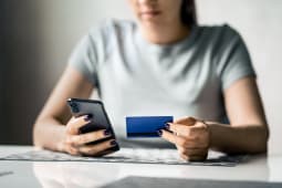 Carte de cr&eacute;dit et t&eacute;l&eacute;phone pour le paiement. Femme faisant du shopping et payant. Arnaque ou fraude. Transaction mobile. Argent transf&eacute;r&eacute; en banque. Achat avec une application smartphone. Fille ou &eacute;tudiante utilisant la technologie.