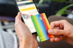 Carte bancaire color&eacute;e utilis&eacute;e pour achat en ligne sur smartphone.