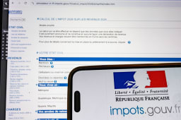 FRANCE-TAX-DECLARATION-DATES-SMARTPHONE-IMPOT