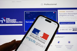 FRANCE-TAX-DECLARATION-DATES-SMARTPHONE-IMPOT