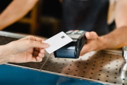 M&eacute;thode de paiement sans esp&egrave;ces. Gros plan sur les micros DAB tandis que le client paie avec une carte de cr&eacute;dit dans un bar restaurant caf&eacute;. Concept de commerce &eacute;lectronique et d'e-banking.