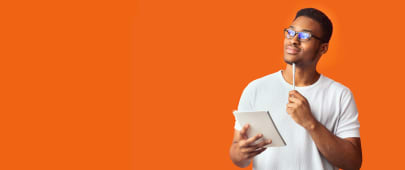 Portrait pensif d'un homme noir sur fond orange