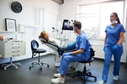 Vue floue des dentistes occup&eacute;s au travail